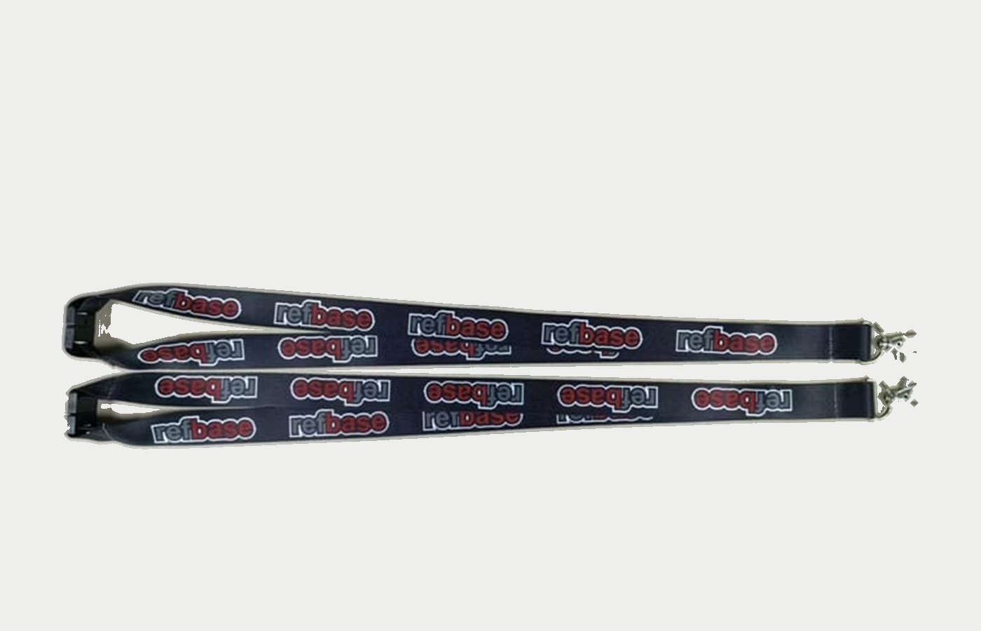 Schwarzes Lanyard mit refbase Branding und Sicherheitsverschluss
